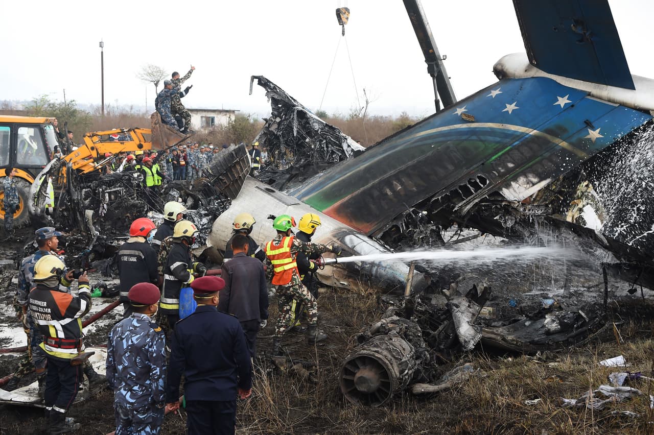 Los bomberos del aeropuerto continuaron rociando agua sobre el fuselaje, todavía caliente después del incendio.