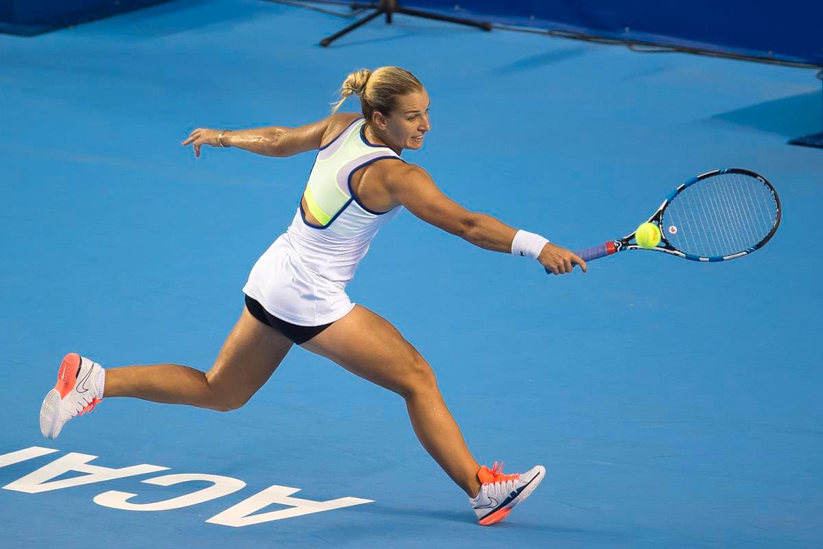 La eslovaca hizo un mini quiebre en el tercer punto, Sloane respondió con dos seguidos, en el cuarto y en el quinto en el que hizo una devolución de primer nivel al salvar una pelota y ponerla suave por encima de Dominika.