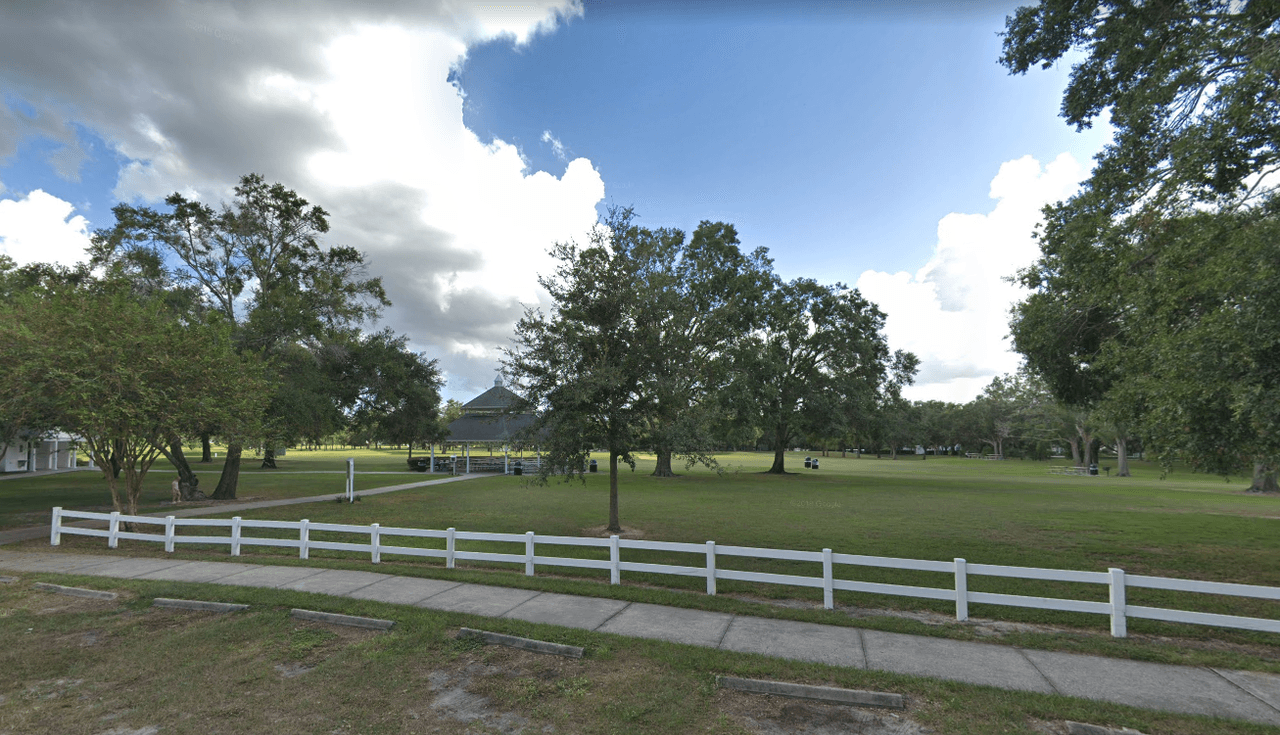 <b>Parque Cypress Grove</b>
<br>Un parque con una excelente vista en del lago Jessamine en el que se realizan muchas bodas.
<br>290 Holden AV, Orlando, FL
<br>Horario: de 8:00 AM a 8:00 PM