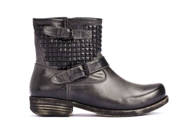 Bikers. Se caracterizan por ser botas que llegan arriba del tobillo, con tacón no mayor a 0.79 pulgadas (2 cm).