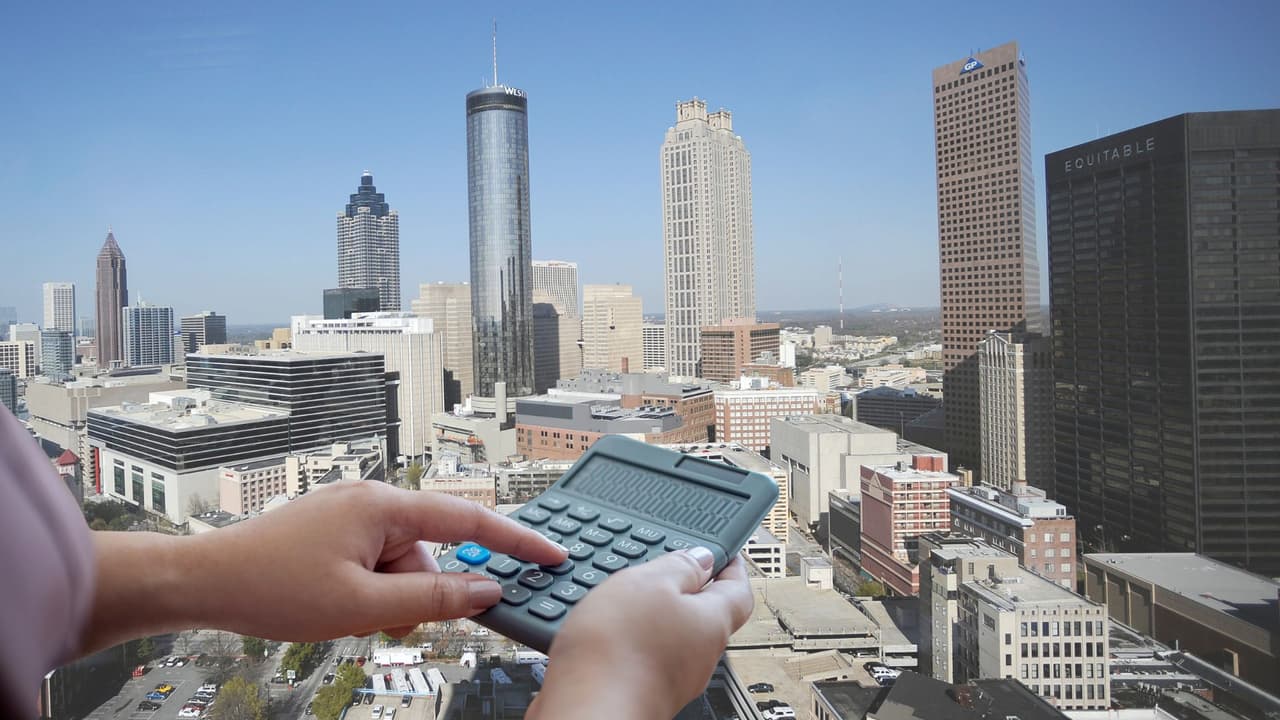 ¿Estás pensando en mudarte a Atlanta? Este es el salario que necesitas para vivir cómodamente