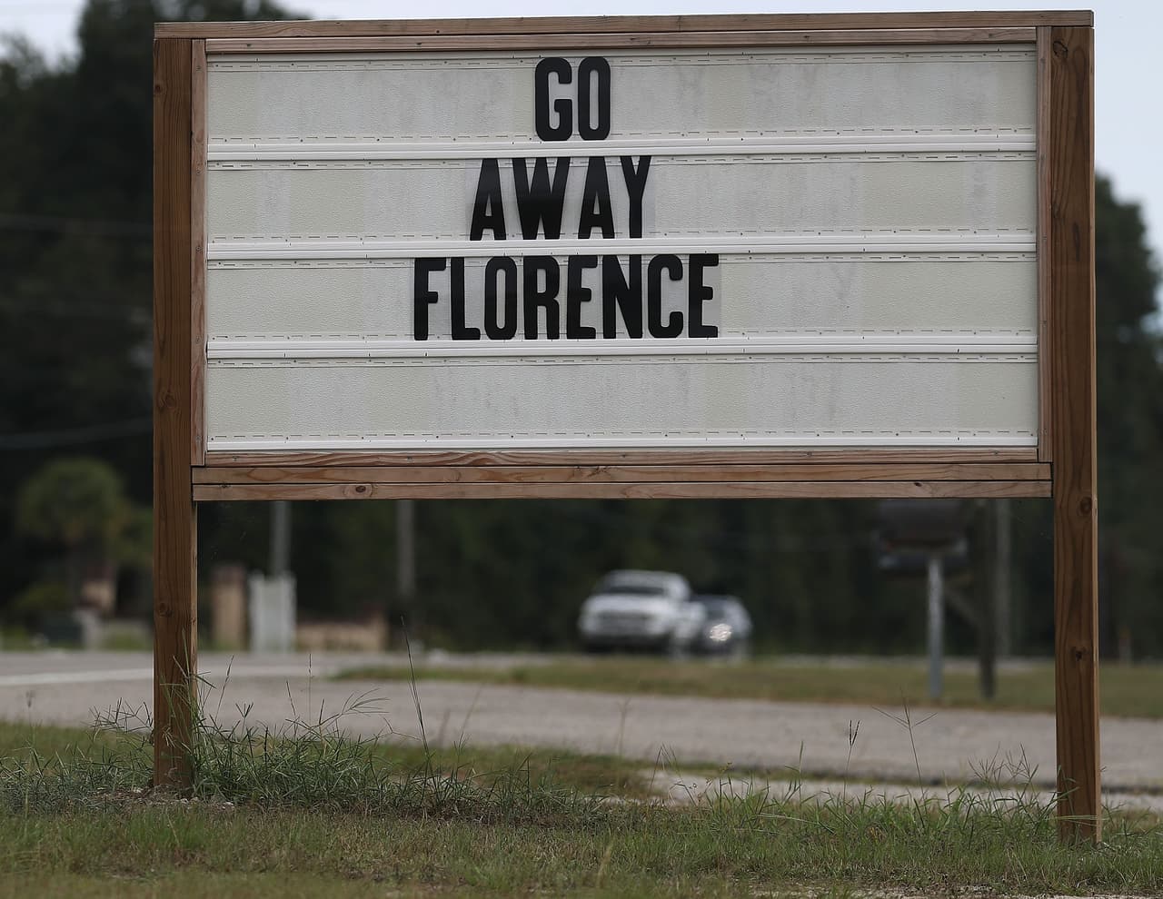 "Vete Florence", se lee en un anuncio público en Myrtle Beach, Carolina del Sur. Se estima que el huracán tocará tierra en algún punto de las Carolinas.