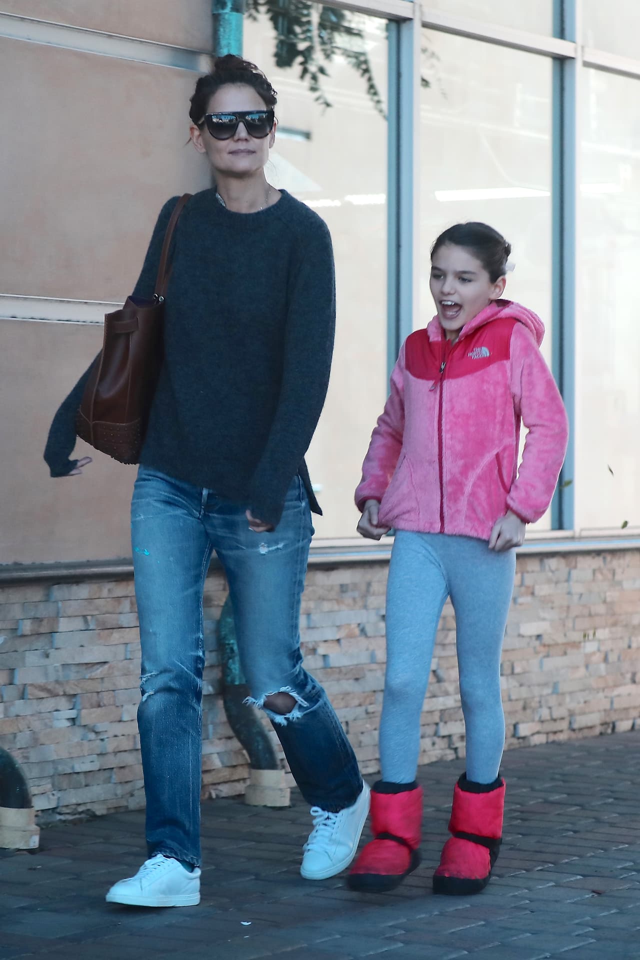 Durante sus grabaciones, Katie se toma el tiempo necesario para estar con Suri.