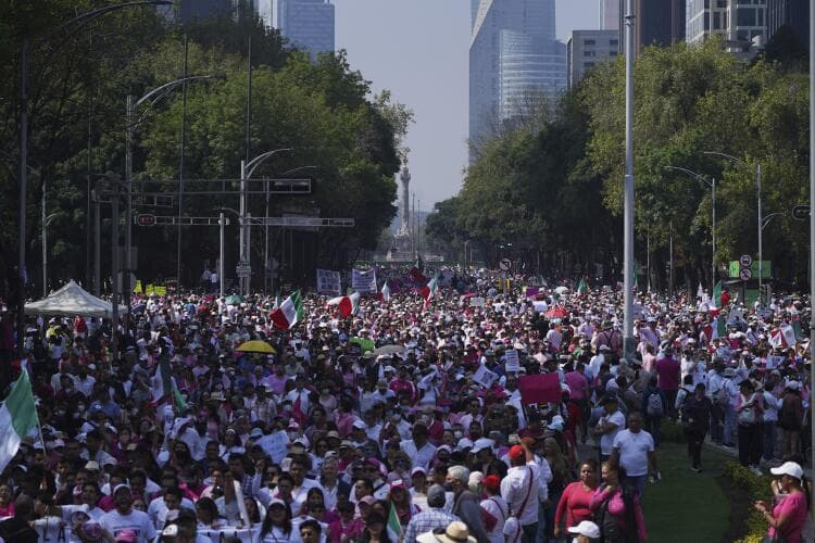 <b><a href="https://www.univision.com/noticias/america-latina/marcha-reforma-electoral-lopez-obrador">Protesta contra la reforma electoral de AMLO </a></b>
<br>
<br>Decenas de miles de manifestantes salieron el 13 de noviembre a machar en la Ciudad de México por la iniciativa de reforma electoral del presidente Andrés Manuel López Obrador que terminó convirtiéndose en una protesta contra el mandatario, por el temor que la propuesta de elección de consejeros por voto popular les reste autonomía a los nuevos integrantes del Instituto Nacional Electoral (INE). La movilización culminó en el Monumento a la Revolución, en el centro de la capital, donde José Woldenberg, expresidente del Instituto Federal Electoral (que fue reemplazado por el INE tras una reforma en 2014), llamó a los mexicanos a no permitir “la pretensión de alinear a los órganos electorales a la voluntad del gobierno”.
<br>