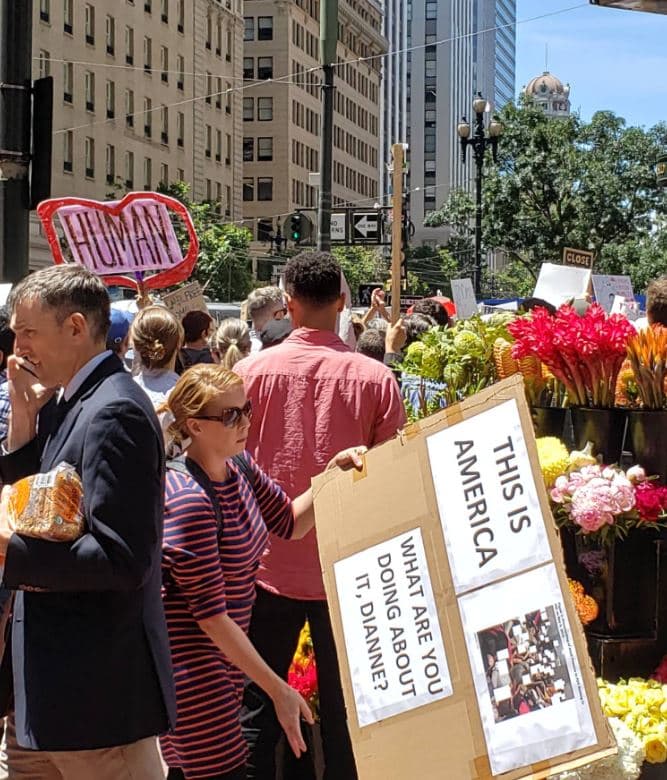 En San Francisco, miles de personas llegaron a la oficina de la senadora Dianne Feinstein. La protesta comenzó al filo mediodía en las calles Market y Montgomery, las cuales permanecieron bloqueadas por varias horas.