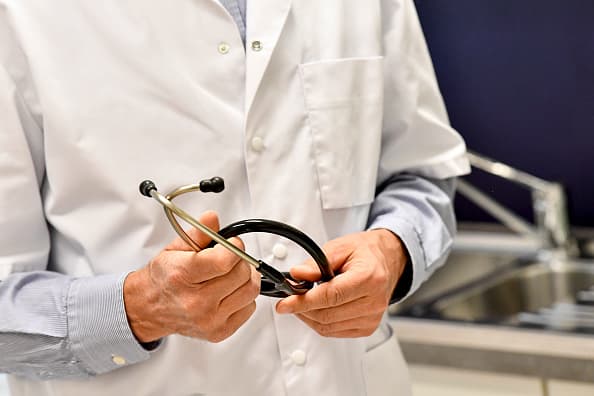 <b>Estetoscopio</b>. Hoy en día forma el estetoscopio forma parte esencial de cualquier consulta médica, pero antes de su creación en 1815, los doctores tenían que conformarse con colocar el oído encima del pecho del paciente para escuchar los latidos de su corazón o su respiración, lo que no siempre era efectivo, sobre todo cuando la persona tenía mucha grasa corporal, algo que justamente fue lo que le ocurrió al inventor de este instrumento médico, el francés René Laennec, a quien en esa circunstancia se le ocurrió la idea de crear un objeto que amplificara los sonidos del corazón y los pulmones.