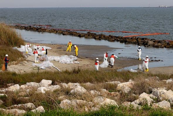 Continúan las labores de limpieza tras derrame de petróleo