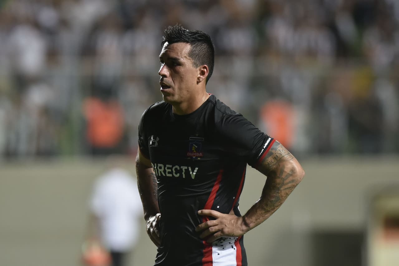 Delantero chileno Esteban Paredes detenido por comprar televisores robados