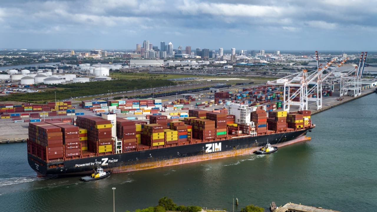 Barco más grande en la historia de Port Tampa Bay llega con casi 12,000 contenedores