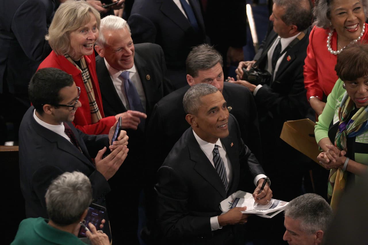 Obama habla con algunos de los asistentes al finalizar su discurso.