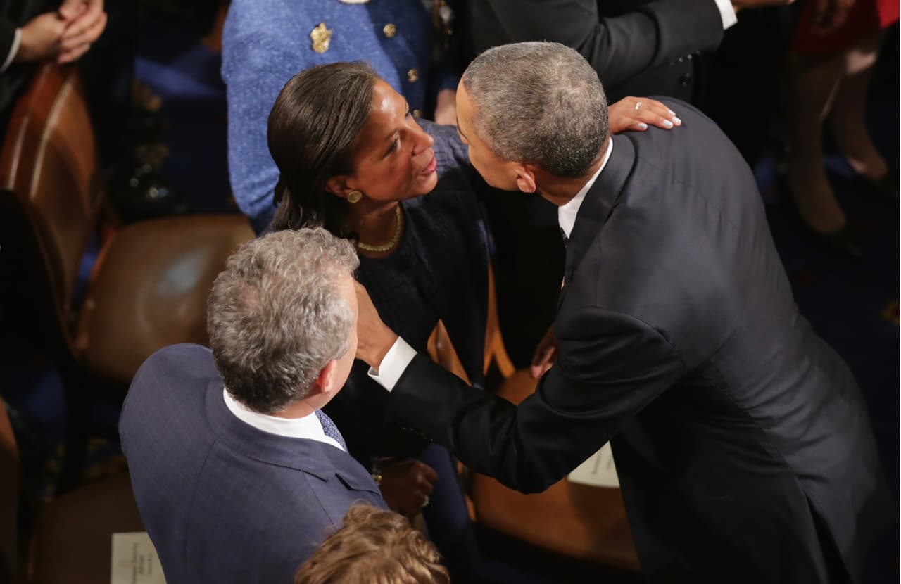 La Consejera Nacional de Seguridad, Susan Rice, y el presidente Obama se abrazan al terminar el discurso.