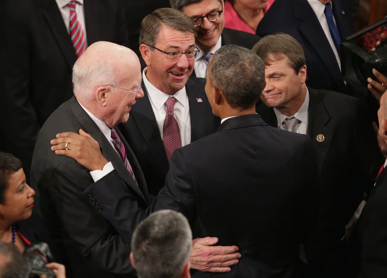 El Secretario de Defensa Ashton Carter habla con el presidente estadounidense, Barack Obama.