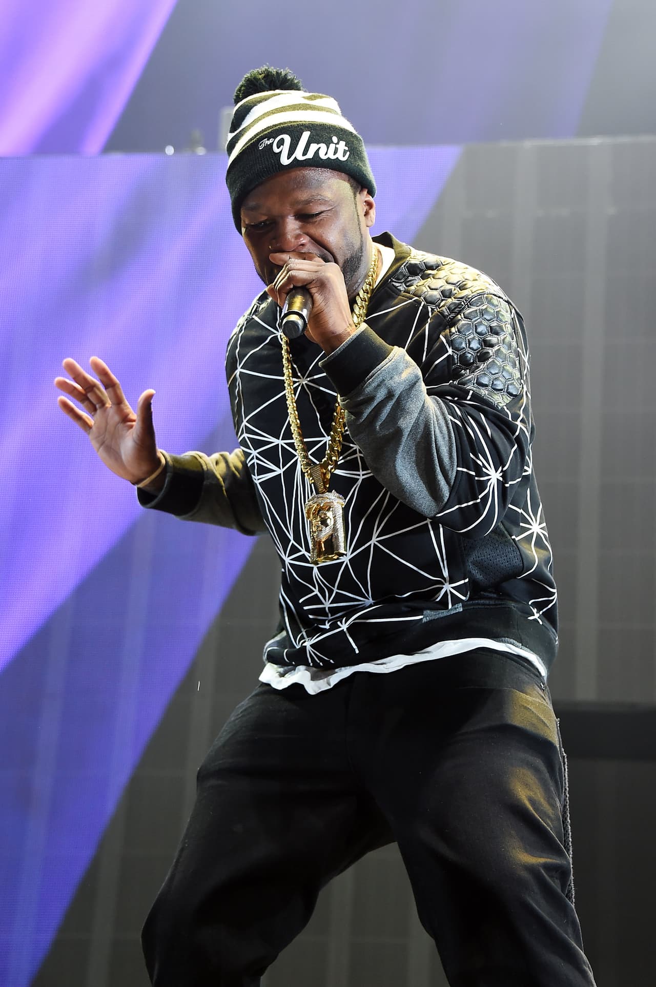 Según The Telegraph y Business Insider, el cantante gasta cinco mil dólares mensuales en mantener el jardín de su casa.