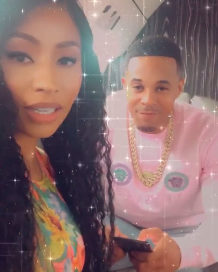 De acuerdo con información de TMZ,
<b>Kenneth estuvo al lado de la rapera</b> en el momento del alumbramiento.
<br>