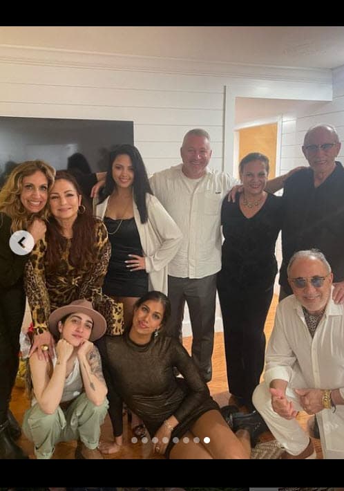 Gracias a las imágenes que compartió con sus fans en Instagram se pudo ver que 
<b><a href="https://www.univision.com/shows/el-gordo-y-la-flaca/estefan-family-christmas-el-nuevo-disco-que-reune-las-voces-de-gloria-emilio-su-hija-emily-y-su-nieto-video" target="_blank">Gloria y Emilio Estefan se unieron</a> </b>a la espectacular celebración con ella. 
<br>