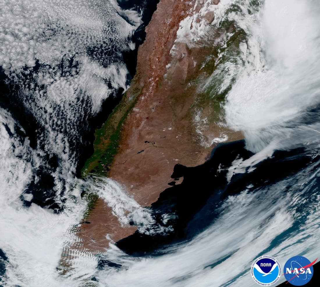 Aquí se capta una visión de todo el Hemisferio Occidental, incluyendo a Argentina, que se puede discernir en la imagen. También se notan las tormentas en el noreste y las nubes ondulatorias en las montaña del suroeste.