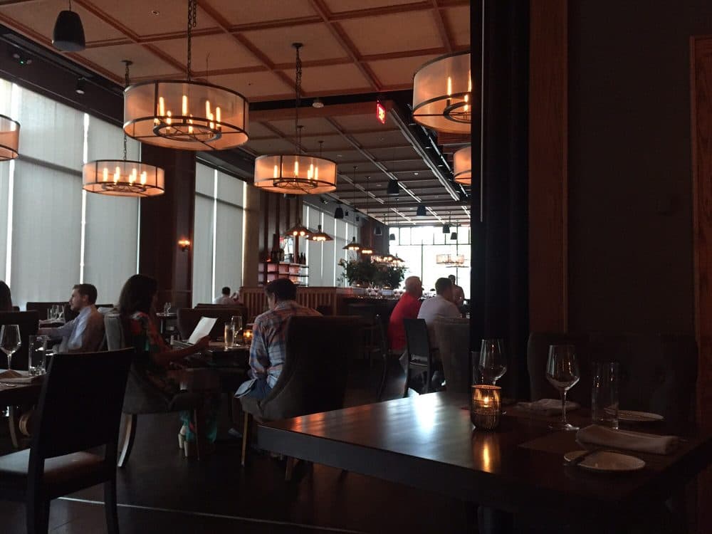 <b>Oak Steakhouse</b>
<br>
<b>Dirección</b>: 417 W Hargett St. Raleigh, NC
<br>
<b>Teléfono</b>: (984) 255-1818
<br>
<b>Sitio web</b>: 
<a href="https://www.oaksteakhouserestaurant.com/location/oak-steakhouse-raleigh/">https://www.oaksteakhouserestaurant.com/location/oak-steakhouse-raleigh/</a> 
<br>
<b><a href="https://www.yelp.com/map/oak-steakhouse-raleigh-raleigh">Cómo llegar</a></b>
<br>
<br>Según Yelp, este restaurante “ofrece un enfoque innovador para la cena a la parrilla, sirviendo platos frescos de granja junto con clásicos del asador”.