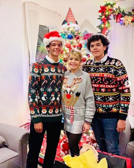 Itatí Cantoral organizó una posada navideña con su familia y se divirtió al lado de sus hijos gemelos.