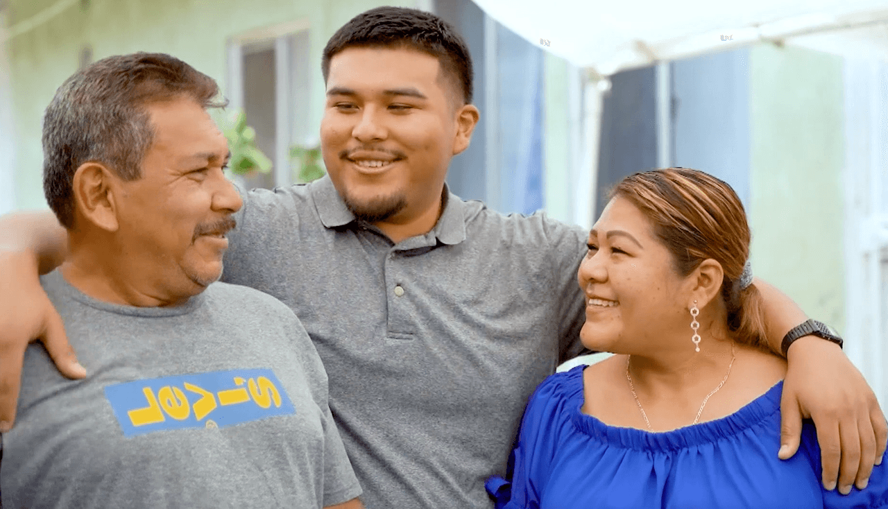 “No me lo podía creer”: joven del sur de Los Ángeles recibe beca completa para estudiar medicina