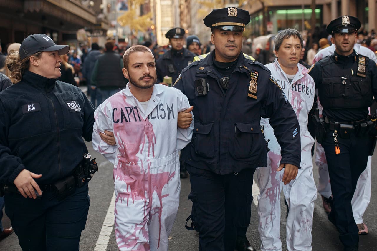Manifestantes pro palestinos son arrestados por la policía durante el desfile del Día de Acción de Gracias de Macy's el jueves 23 de noviembre de 2023 en Nueva York.