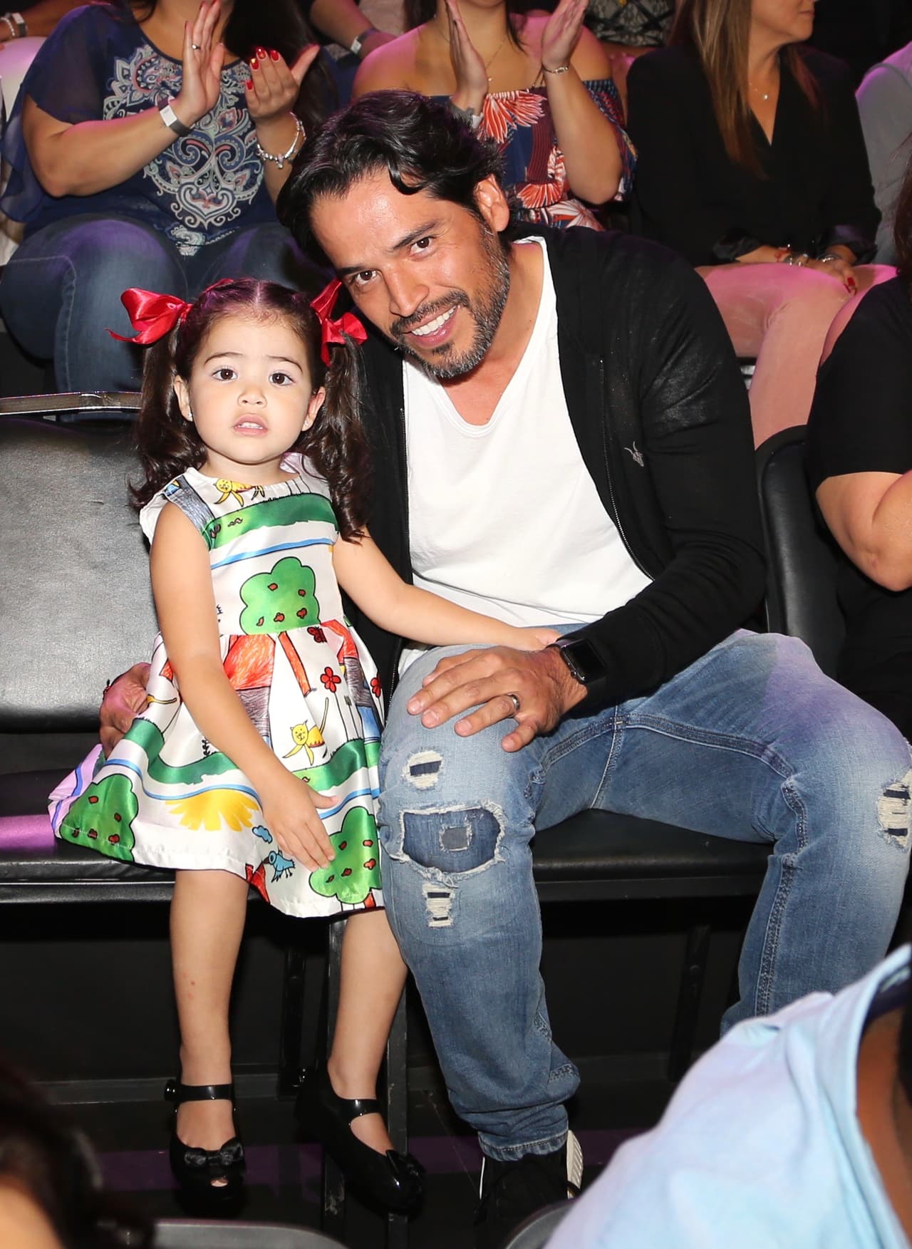 Giulietta estaba muy bien acompañada de su papá, que esperaba ansioso poder ver a su esposa en escena.