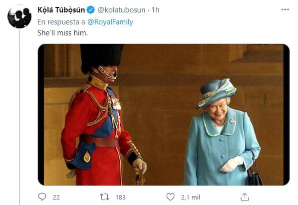 Ciudadanos ingleses han expresado sus condolencias en redes sociales: "Ella lo extrañará", se puede leer en el mensaje colocado junto a una foto en la que la reina sonríe frente a su esposo, quien también lleva dibujada una sonrisa en su rostro.