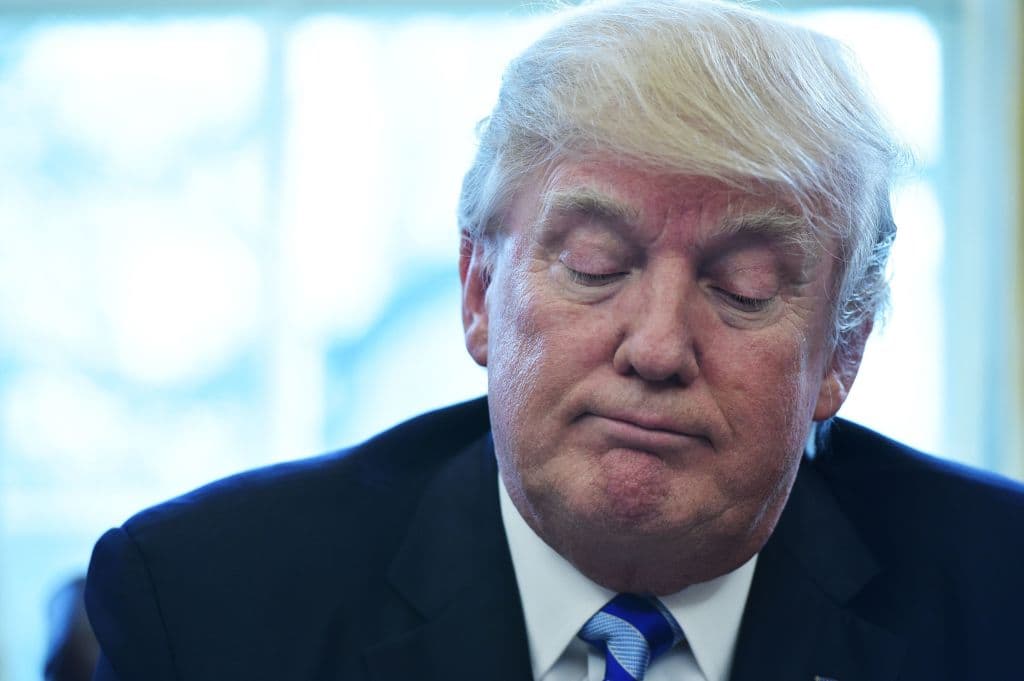 Trump ahora apunta su dedo hacia los republicanos conservadores por el fracaso del proyecto de salud