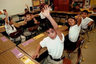 Distrito escolar se compromete a corregir años de discriminación de hispanos