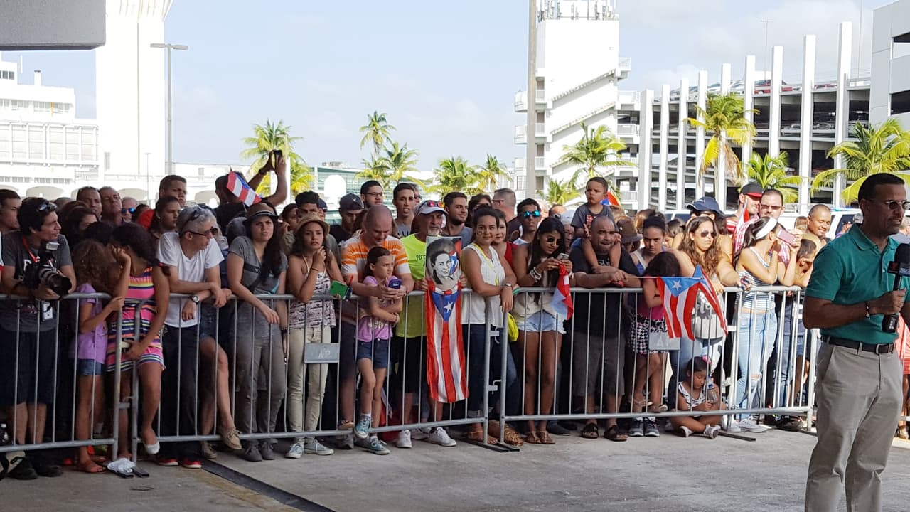 Cientos de personas llegaron hasta el aeropuerto Luis Muñoz Marín a recibir por todo lo alto a la tenista boricua que ganó la primera medalla de oro para Puerto Rico.