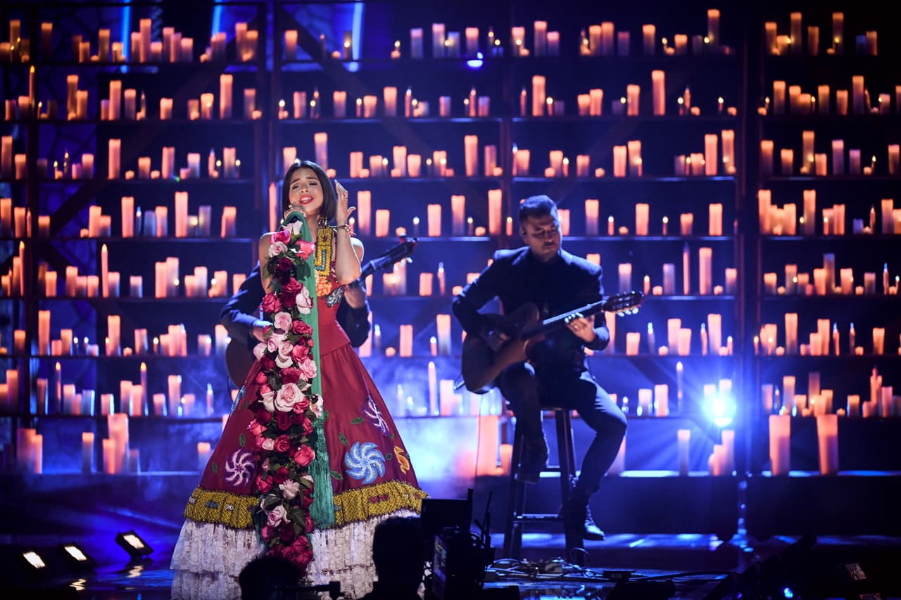 La cantante interpretó el tema ‘Llorona’ (uno de los tres sencillos que lanzó este año y que forman parte de su álbum 'Primero soy mexicana'), de forma magistral con su voz clara y educada ante decenas de famosos que tuvieron que reconocer que, aún a pesar de su juventud, la cantante tiene un manejo prodigioso de sus voz.