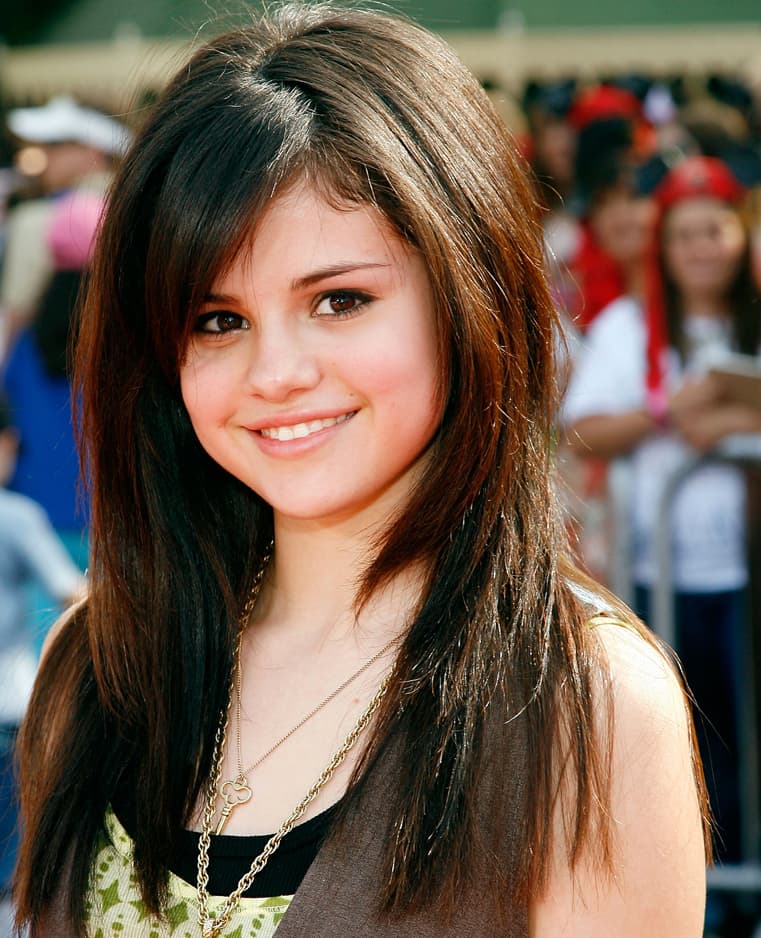 Hace 7 años vimos a Selena Gómez en el estreno de la película “Pirates del Caribe: En el fin del mundo”. Con tan solo 15 años la actriz de la serie Wizards of Waverly Place de Disney Channel ya presumía su sonrisa en la alfombra roja.