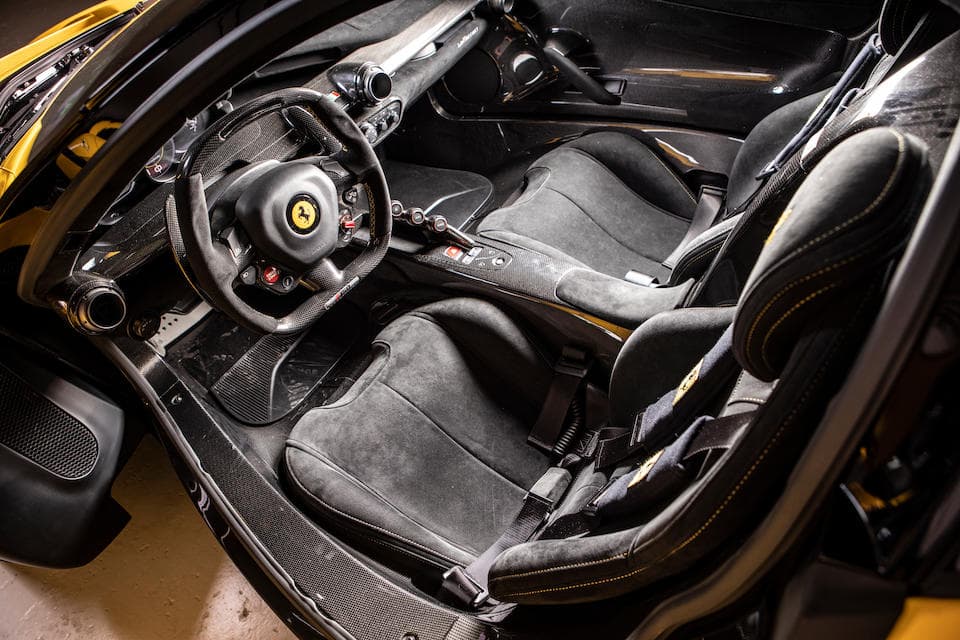 El Ferrari LaFerrari es un super auto híbrido enchufable que fue construido en números limitados entre los años 2013 y 2015. El motor de gasolina es un V12 de 6.3 litros instalado en la parte posterior del vehículo que llega complemetado por un motor eléctrico KERS capaz de utilizar energía regenerada. La potencia total del conjunto, que está acoplado a una transmisión automática de doble embrague de siete velocidades es de 949 caballos de fuerza. El precio del LaFerrari sobrepasa 1,000,000 de dólares.