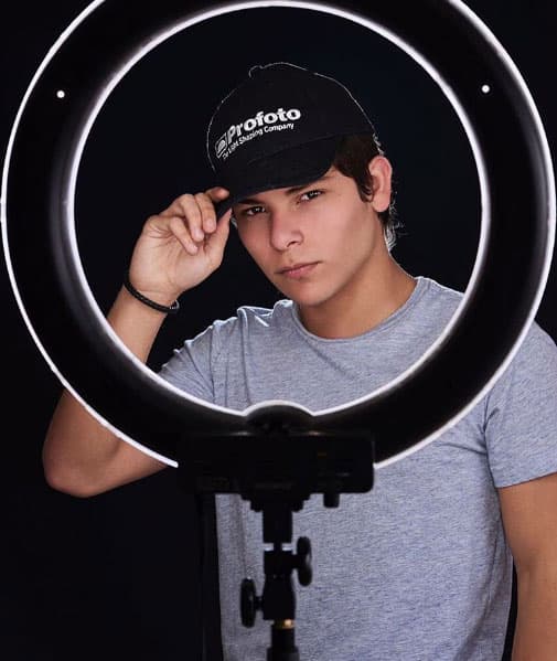 Él es Fernando, quien se fue a vivir a México con su padre para estudiar actuación en el Centro de Educación Artística de Televisa.