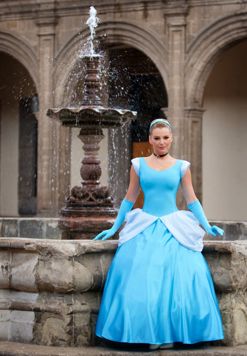 La actriz Marjorie de Sousa colaboró con la Fundación Dr. Sonrisas, que trabaja con menores que padecen cáncer, VIH sida, fibrosis quística, entre otras enfermedades, con el fin de cumplir el sueño de tres niñas que querían conocer a Cenicienta.