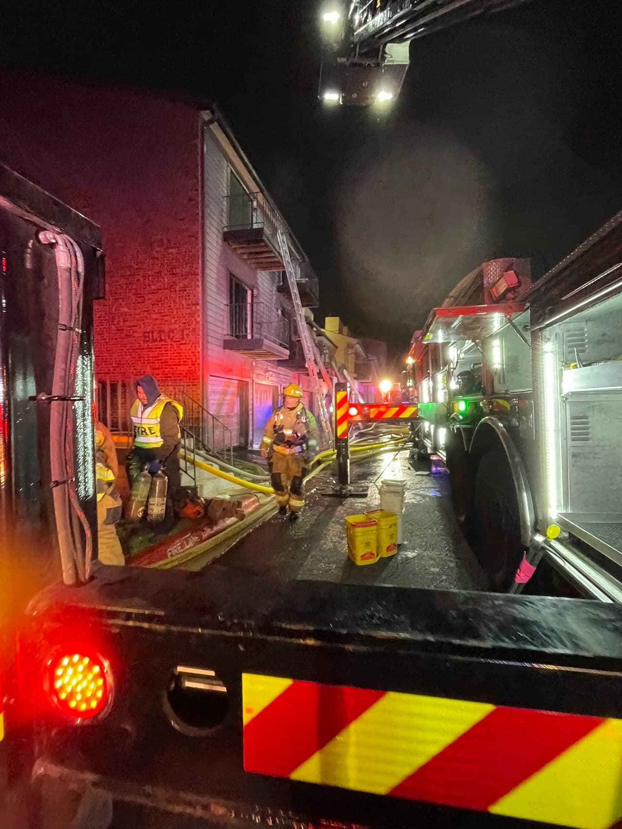 “El agua que usamos para apagar el fuego comenzó a congelarse… Estas son condiciones difíciles para enfrentar incendios, especialmente aquí en Texas”, dijo De la Reza.