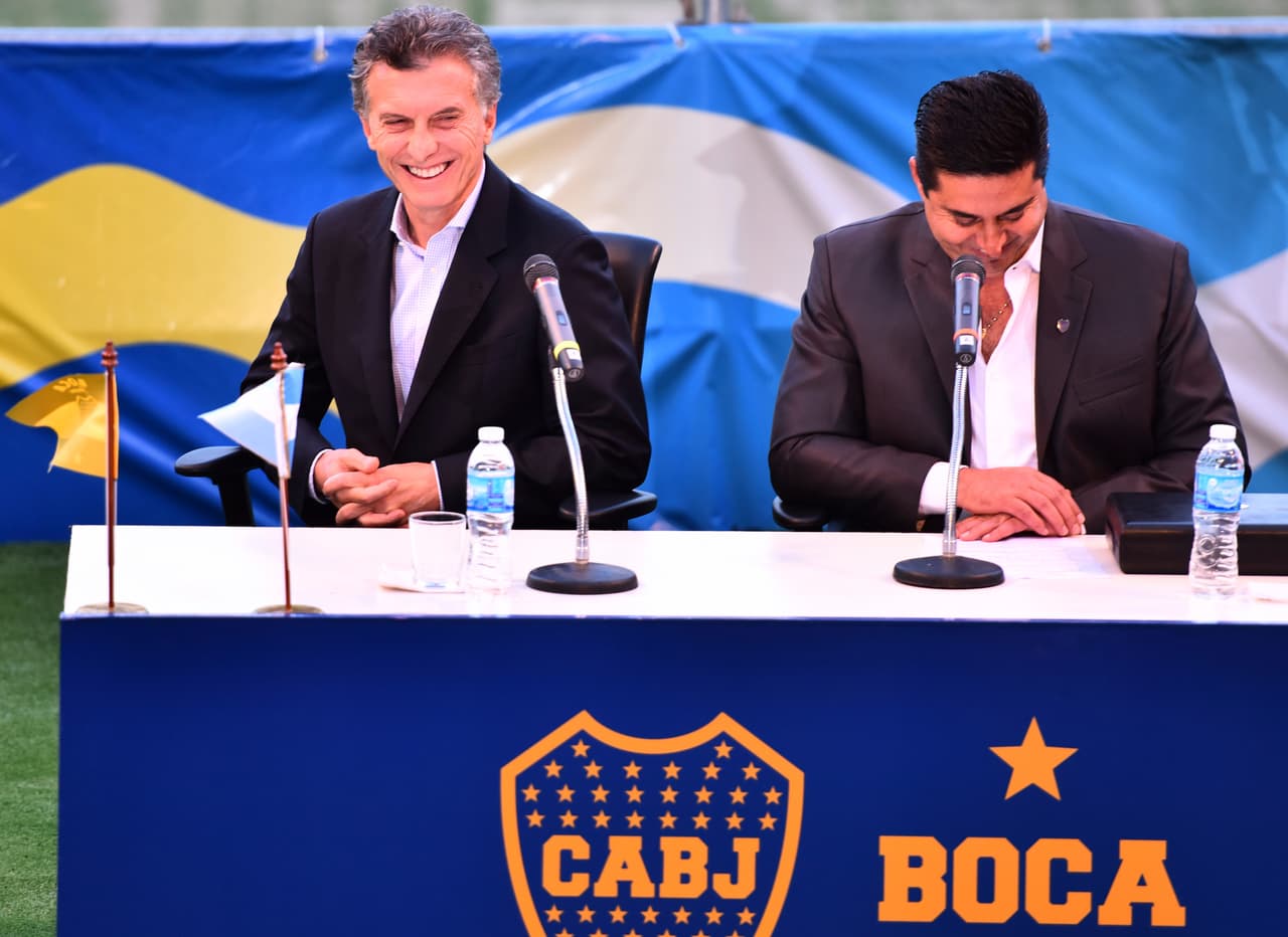 El presidente argentino Mauricio Macri es declarado hincha de Boca Juniors, del que fue directivo y que le ha hecho honores.