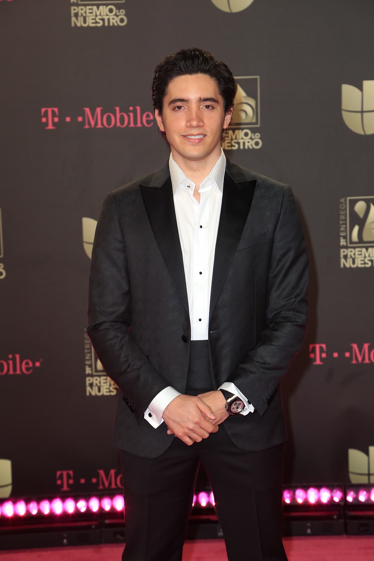 Ante la curiosa coincidencia 'El heredero', como también se le conoce, expresó su sentir en una entrevista telefónica con el periódico mexicano
<b><a href="https://www.reforma.com/aplicacioneslibre/preacceso/articulo/default.aspx?id=1776360&opinion=0&urlredirect=https://www.reforma.com/peleara-el-grammy-dinastia-fernandez/ar1776360?v=5&flow_type=paywall" target="_blank">Reforma</a>. </b>