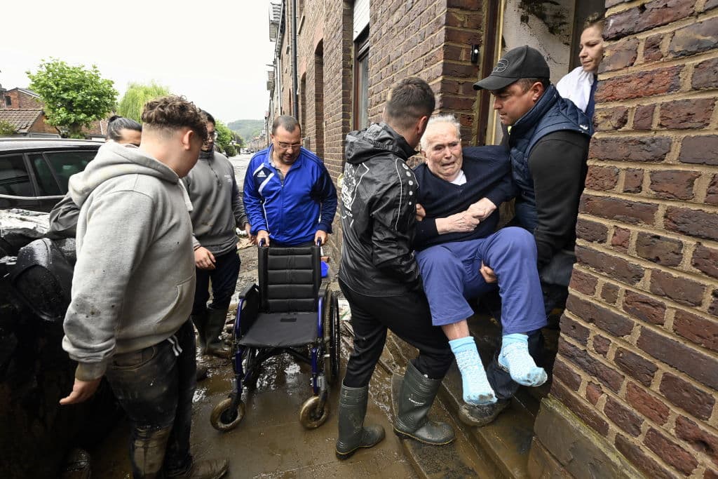 En la foto, personas evacuadas este 16 de julio durante las inundaciones en Trooz, Bélgica. La zona ha declarado el "desastre" mientras que la situación sigue siendo crítica en Maaseik, donde el agua sigue subiendo.