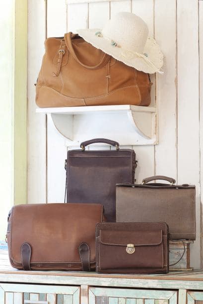 Disimula los arañazos en el cuero: Si tu bolso favorito o tu sillón de cuero quedaron dañados por un pequeño arañazo, frota con un paño suave y una cantidad pequeña de pasta sobre el rasguño. En algunos casos el daño inclusive desaparece.