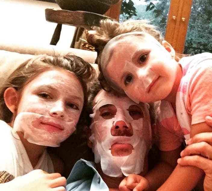 Sergio Mayer juega a lo que sea con sus pequeñas reinas Antonia y Victoria, aquí con una mascarilla en el rostro.