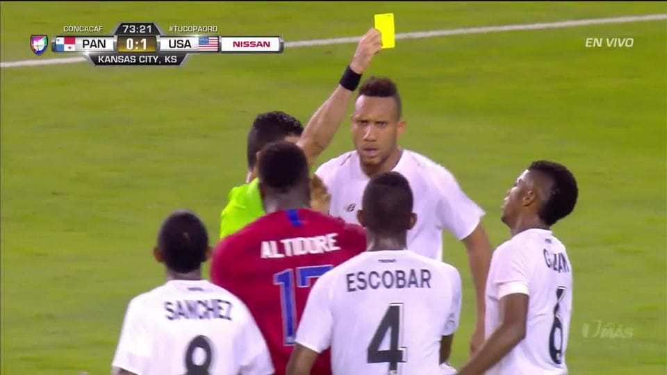 Tarjeta amarilla. El árbitro amonesta a Kevin Galván de Panama