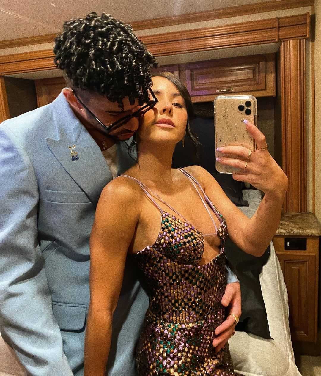 El flechazo entre Gabriela y Bad Bunny se dio, parece ser en 2017, en un restaurante de Puerto Rico. Sin embargo esta relación estuvo algo oculta hasta el 2020, donde sus apariciones en público fueron más frecuentes y ahora se han vuelto inseparables.
<br>