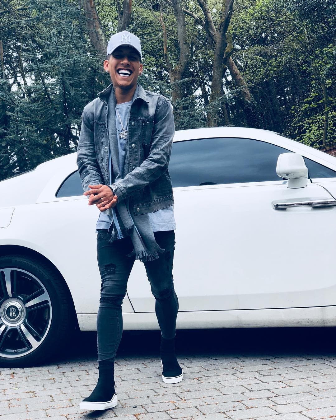 Sin demeritar a ningún jugador de este conteo, podemos decir que el garaje de Firmino es uno de los más costos, ya que en sus filas se encuentra este 
<b>Rolls Royce Wraith.</b>