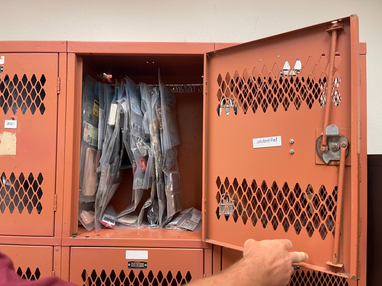 Junio ha sido el más caliente de este verano, de los 43 restos humanos encontrados en el vasto desierto solo 4 fueron identificados, 28 eran hombres, 6 mujeres y nueve de ellos no se pudo determinar debido al estado de descomposición. E stos números no se veían desde el año 2010.