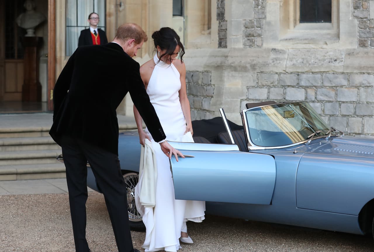 A Meghan el vestido le lucía perfectamente ajustado al cuerpo y con mejor fitting en la zona del torso.