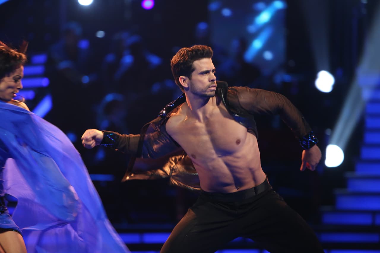 El galán de telenovelas prefirió llevar su camisa completamente abierta.