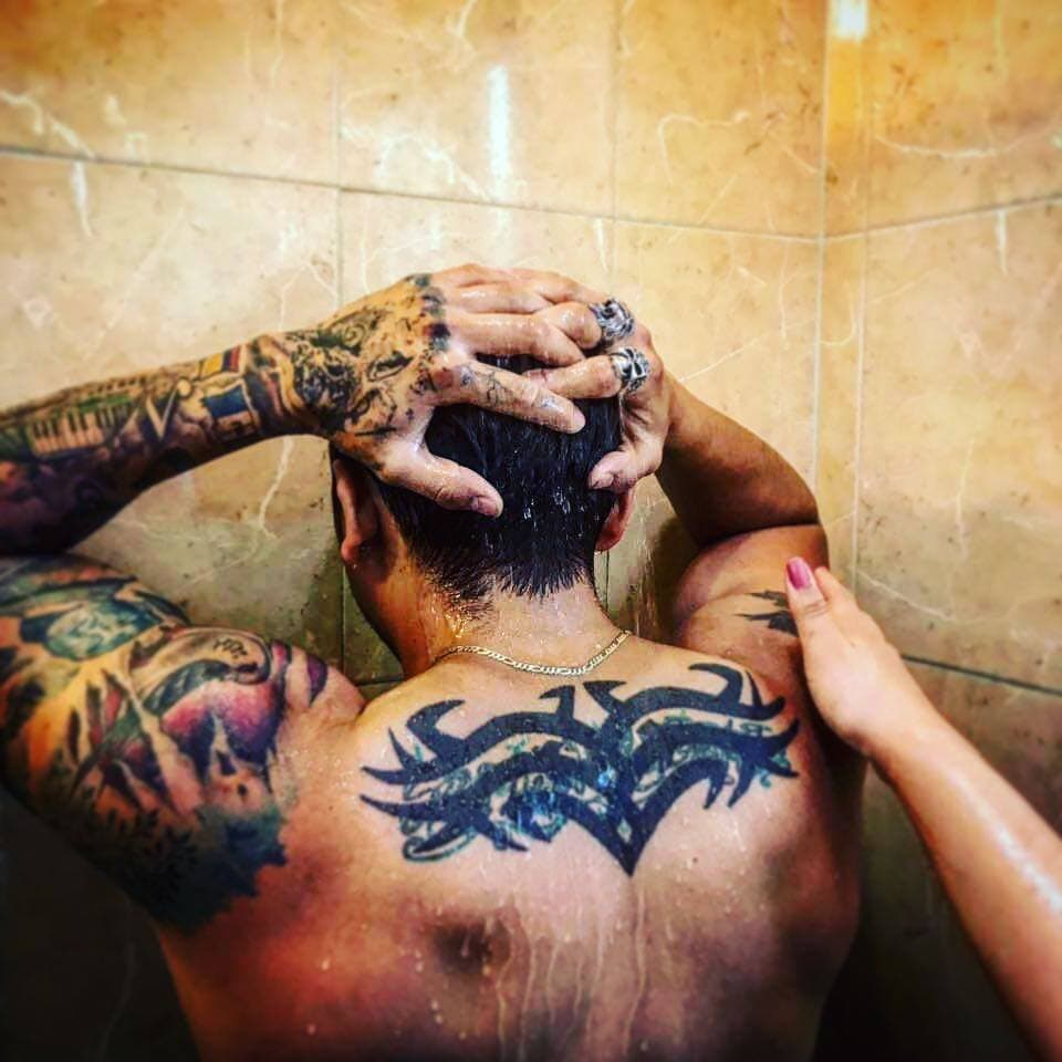 Ambos personajes tienen gustos muy afines y el tatuarse es uno de ellos.