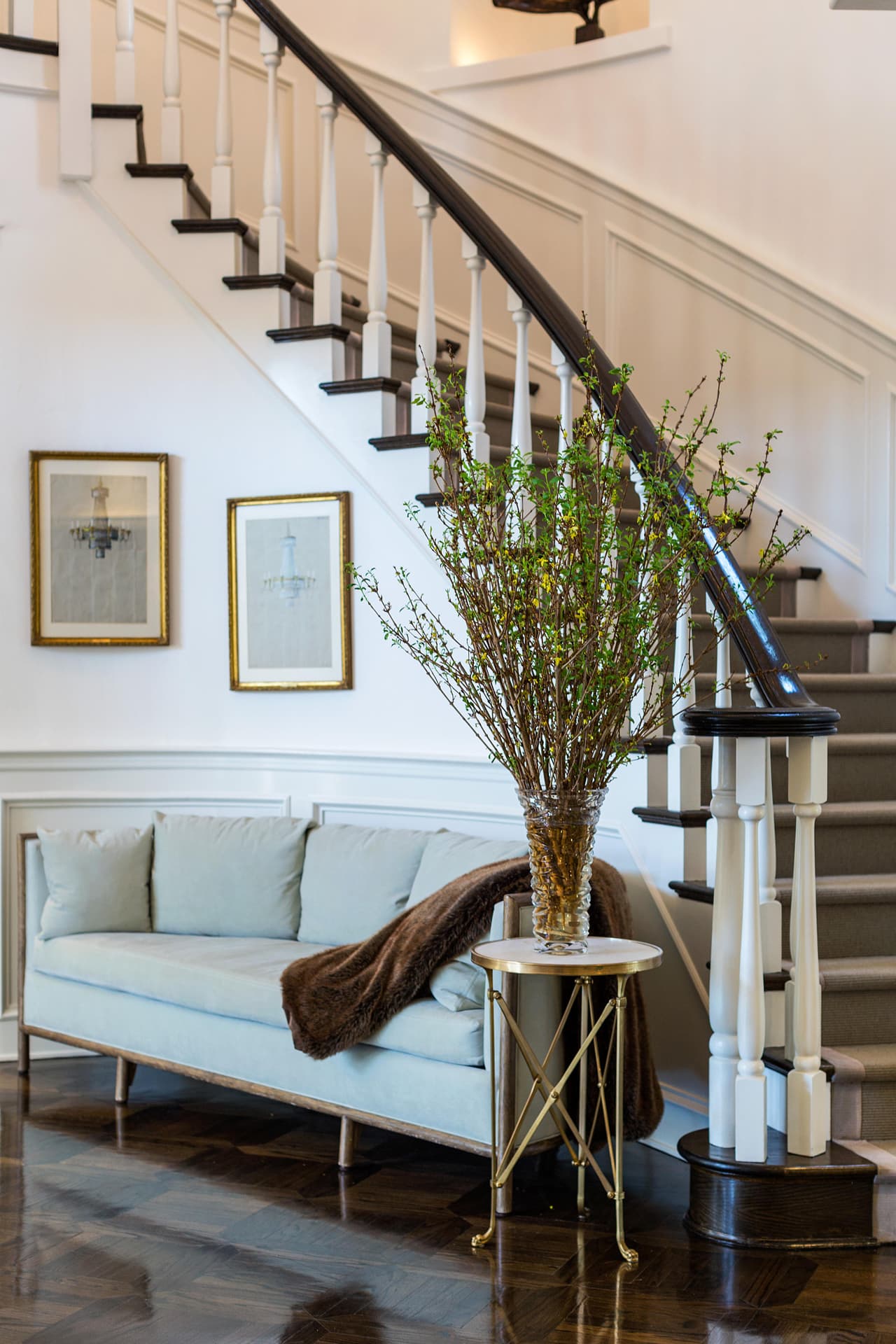 La escalinata, con un adorable sofá.