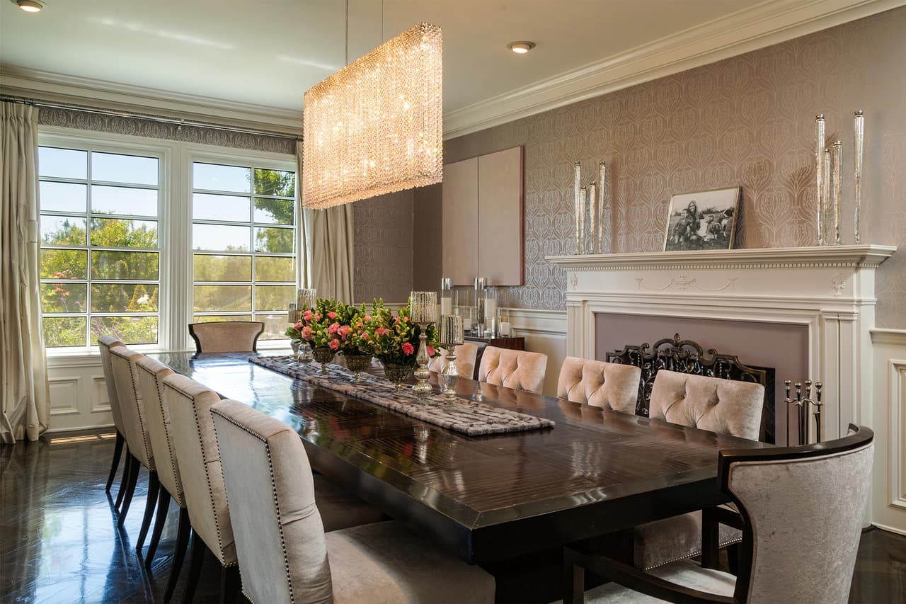 Incluye varias habitaciones formales, com este comedor grandísimo para 12 personas.