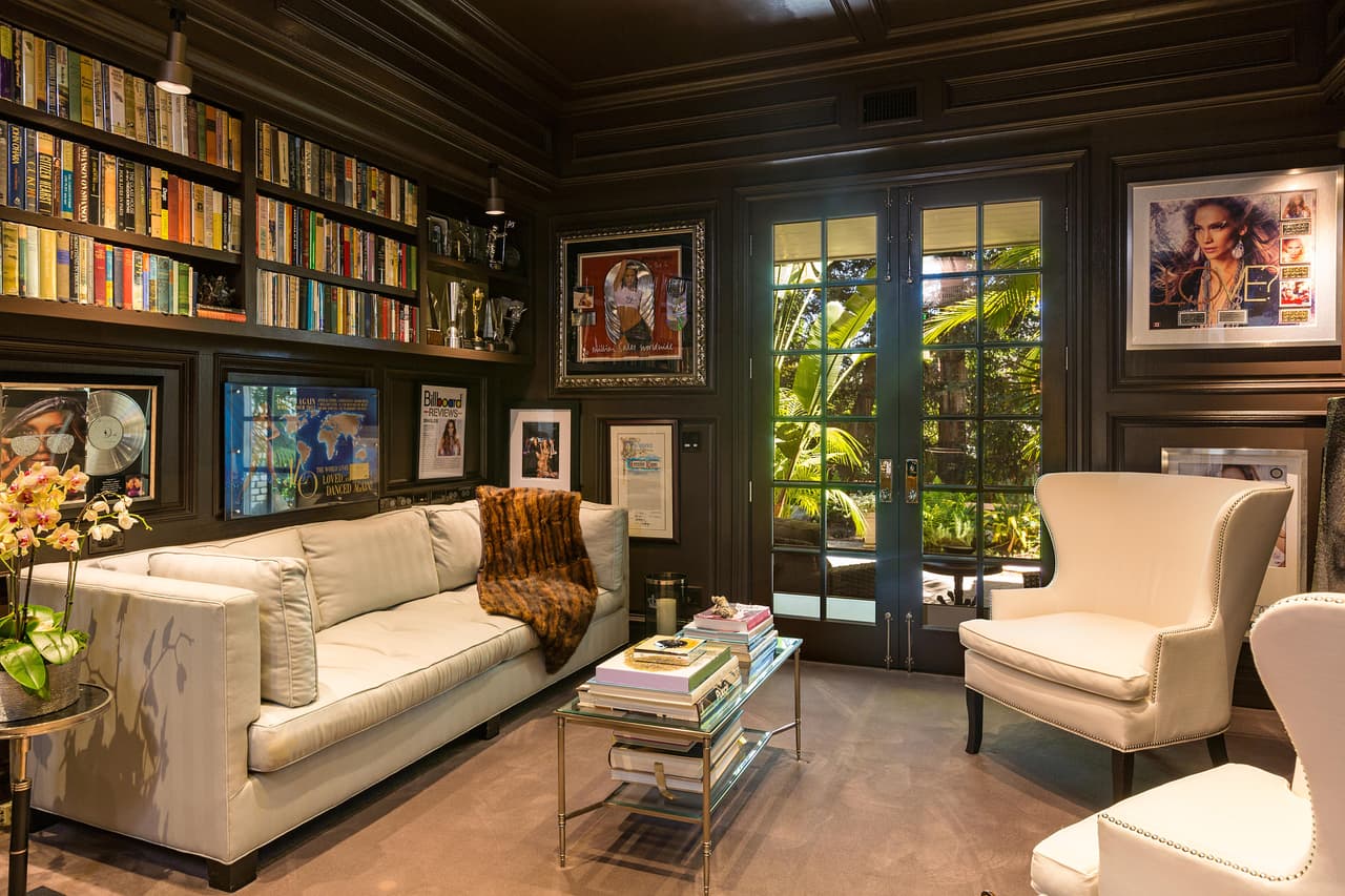 Su estudio, con libreros empotrados y con sus discos de oro y platino colgados en la pared.